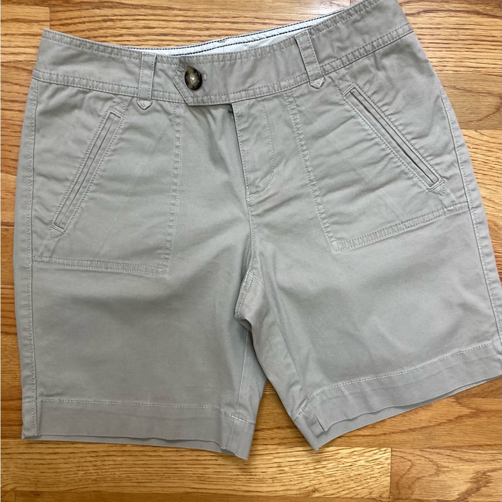 Eddie Bauer Women’s Khaki Shorts EUC